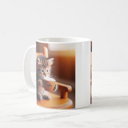 Niedliches Kätzchen sitzt auf einem Stuhl und trin Kaffeetasse (Vorderseite Links)
