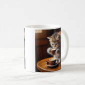 Niedliches Kätzchen sitzt auf einem Stuhl und trin Kaffeetasse (VorderseiteRechts)