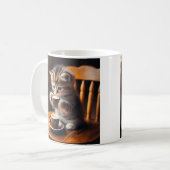 Niedliches Kätzchen sitzt auf einem Stuhl und trin Kaffeetasse (Vorderseite Links)