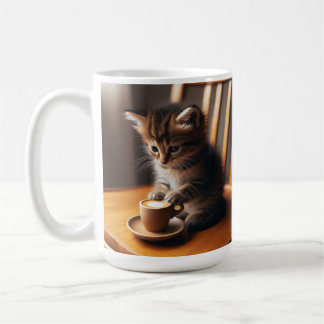 Niedliches Kätzchen sitzt in einem Stuhl mit einer Kaffeetasse