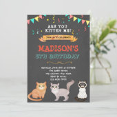 Niedliches Katzen-Geburtstagsgeschenk Einladung (Stehend Vorderseite)