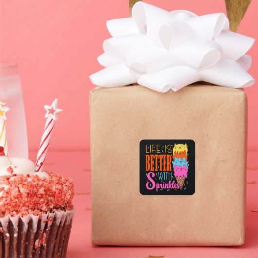 Niedliches Katzen Leben ist besser mit Sprinklen K Quadratischer Aufkleber (Party)