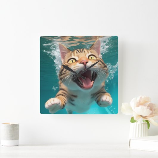 Niedliches Katzen Tauchen Unterwasser im Pool Funn Quadratische Wanduhr (Zuhause)