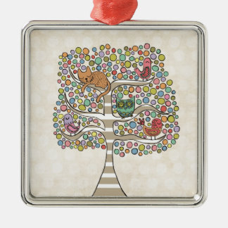 Niedliches Katzenjammer und Vögel in einer Baumill Ornament Aus Metall
