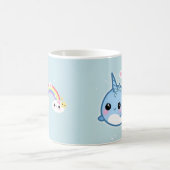 Niedliches kawaii narwhal mit Regenbogen- und Kaffeetasse (Mittel)