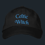 Niedliches keltisches Hexenko Zitat Türkis Schwarz Bestickte Baseballkappe<br><div class="desc">Eine niedliche,  hübsch türkisfarbene,  bestickte schwarze Baseballkappe mit dem Zitat Celtic Hexe. Diese Hexe kann mit einem Namen oder einem anderen Text personalisiert werden. Eine witzige Geschenkidee zum Geburtstag.</div>