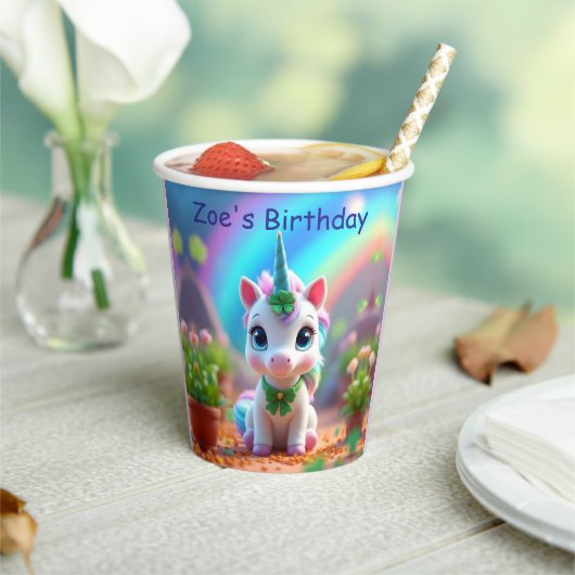 Niedliches Kinderspiel und Regenbogen, Mädchengebu Pappbecher (In Situ)