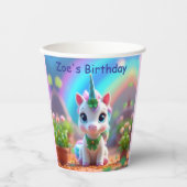 Niedliches Kinderspiel und Regenbogen, Mädchengebu Pappbecher (Vorderseite)