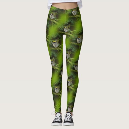 Niedliches Kinglet Songbird verursacht eine Stir i Leggings (Vorderseite)