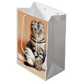Niedliches Kitten ausgespült Mittlere Geschenktüte (Vorderseite Schrägansicht)