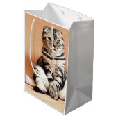 Niedliches Kitten ausgespült Mittlere Geschenktüte (Rückseite Schrägansicht)