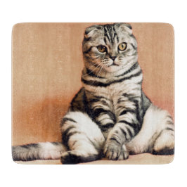 Niedliches Kitten ausgespült Schneidebrett