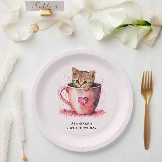 Niedliches Kitten in einem Teacup mit Herz Geburts Pappteller (Hochzeit)