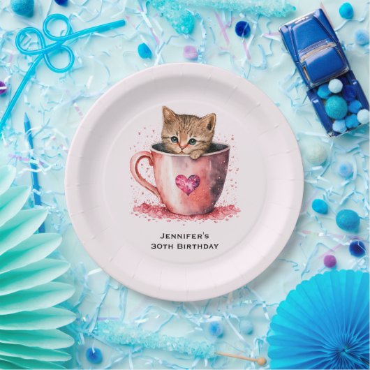 Niedliches Kitten in einem Teacup mit Herz Geburts Pappteller (Party)
