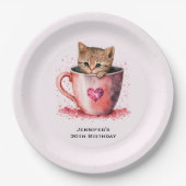 Niedliches Kitten in einem Teacup mit Herz Geburts Pappteller (Vorderseite)