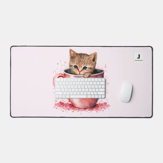 Niedliches Kitten in einem Teacup mit Herz-Monogra Schreibtischunterlage (Tastatur & Maus)