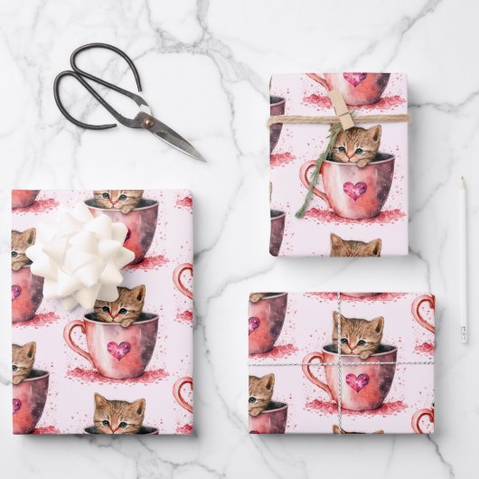 Niedliches Kitten in Teakup mit Herz-Muster Geschenkpapier Set (Vorderseite)
