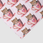 Niedliches Kitten in Teakup mit Herz-Muster Seidenpapier (Ausschnitt)