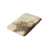 Niedliches Kitten mit ausgestreckter Pfote Badematte (Schrägansicht)