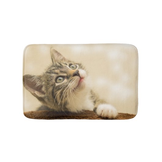 Niedliches Kitten mit ausgestreckter Pfote Badematte (Vorderseite)