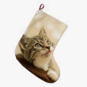 Niedliches Kitten mit ausgestreckter Pfote Großer Weihnachtsstrumpf (Vorderansicht (hängend))