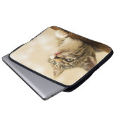 Niedliches Kitten mit ausgestreckter Pfote Laptopschutzhülle (Vorne Knopf)