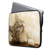 Niedliches Kitten mit ausgestreckter Pfote Laptopschutzhülle (Vorderseite Links)