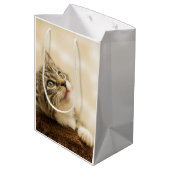 Niedliches Kitten mit ausgestreckter Pfote Mittlere Geschenktüte (Rückseite Schrägansicht)