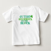 Niedliches Kleeblatt am St. Patrick's Day Baby T-shirt (Vorderseite)