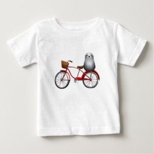 Niedliches kleines Cartoon Siegel auf einem Fahrra Baby T-shirt