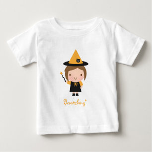 Niedliches kleines Hexenmädchen, kauerndes Hallowe Baby T-shirt