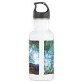 Niedliches kleines Kätzchen, das im Wald spielt Edelstahlflasche (Rückseite)