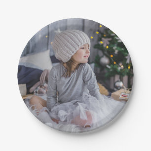 Niedliches kleines Kindermädchen und Weihnachtsbau Pappteller