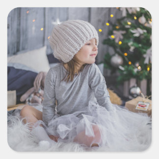 Niedliches kleines Kindermädchen und Weihnachtsbau Quadratischer Aufkleber