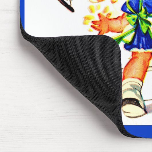 niedliches kleines Mädchen an der Wand Mousepad (Ecke)