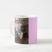 niedliches kleines Mädchen der 1920er mit sonniger Kaffeetasse (Vorderseite Links)