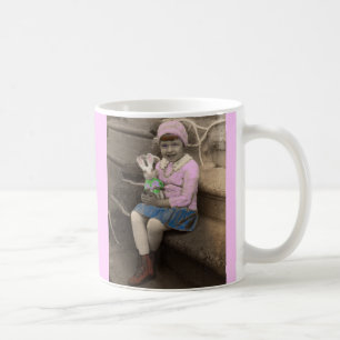 niedliches kleines Mädchen der 1920er mit sonniger Kaffeetasse