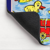 niedliches kleines Mädchen mit einem Pool voller E Mousepad (Ecke)