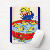 niedliches kleines Mädchen mit einem Pool voller E Mousepad (Mit Mouse)