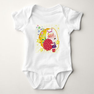 Niedliches kleines Mädchen mit Himbeere Baby Strampler