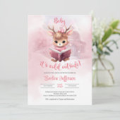 Niedliches kleines Rosa Hirsche, das ein Buch im W Einladung (Stehend Vorderseite)