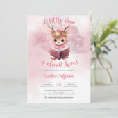 Niedliches kleines Rosa Hirsche, das ein Buch im W Einladung (Stehend Vorderseite)