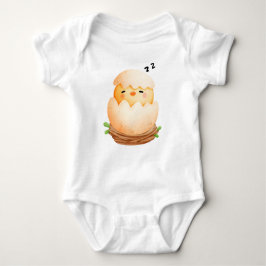 NIEDLICHES KLEINES SCHLAFCHICK IN EINEM EASTER BABY STRAMPLER