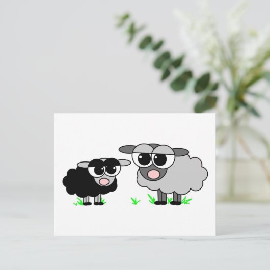 Niedliches kleines Schwarzes Schaf und große graue Postkarte (Stehend Vorderseite)