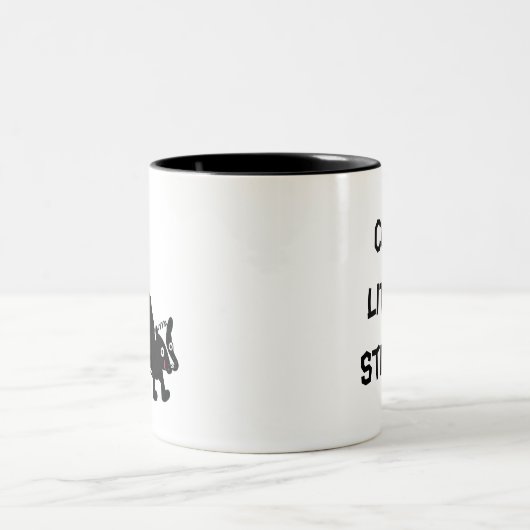 Niedliches kleines Stinker Skunk Kunstdesign Zweifarbige Tasse (Mittel)