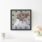 Niedliches kleines weiches und flaumiges graues quadratische wanduhr (Zuhause)