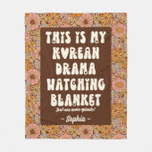 Niedliches koreanisches Drama mit Groovy Floral Fleecedecke (Vorderseite)