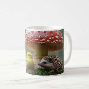 Niedliches Küken und Igel, das sich unter einem Pi Kaffeetasse