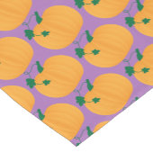 Niedliches Kürbismuster im Lila Hintergrund Kurzer Tischläufer (Ecke)