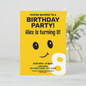 Niedliches Lächeln Gesicht Geburtstag Einladung (Stehend Vorderseite)